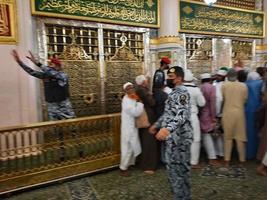 medina, saudita Arábia, abril 2023 - muçulmano peregrinos estão indo para Visita roza Rasool às masjid al Nabawi madinah. foto