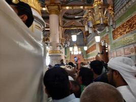 medina, saudita Arábia, abril 2023 - muçulmano peregrinos estão indo para Visita roza Rasool às masjid al Nabawi madinah. foto