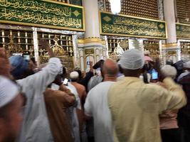 medina, saudita Arábia, abril 2023 - muçulmano peregrinos estão indo para Visita roza Rasool às masjid al Nabawi madinah. foto