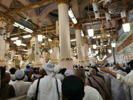 medina, saudita Arábia, abril 2023 - muçulmano peregrinos estão indo para Visita roza Rasool às masjid al Nabawi madinah. foto