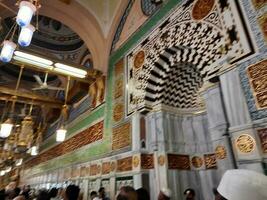 medina, saudita Arábia, abril 2023 - muçulmano peregrinos estão indo para Visita roza Rasool às masjid al Nabawi madinah. foto