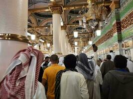 medina, saudita Arábia, abril 2023 - muçulmano peregrinos estão indo para Visita roza Rasool às masjid al Nabawi madinah. foto