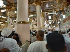 medina, saudita Arábia, abril 2023 - muçulmano peregrinos estão indo para Visita roza Rasool às masjid al Nabawi madinah. foto