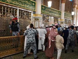 medina, saudita Arábia, abril 2023 - muçulmano peregrinos estão indo para Visita roza Rasool às masjid al Nabawi madinah. foto