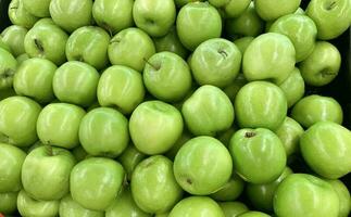 verde maçã cru fruta e legumes a sobrecarga perspectiva fundo, parte do saudável orgânico fresco produtos foto