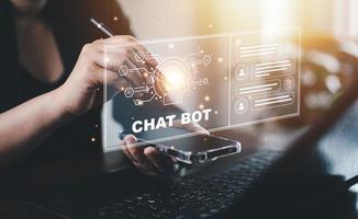 mulher usando Smartphone e toque Barra bate-papo robô bate-papo com ai, artificial inteligência, sistema artificial inteligência a artificial inteligência chatbot, digital chatbot, robô aplicativo, conversação foto