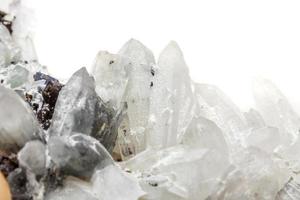 quartzo druso de pedra mineral macro com esfalerita na rocha um fundo branco foto