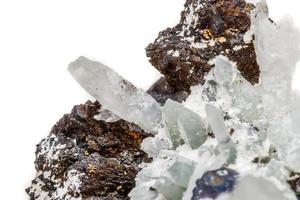 quartzo druso de pedra mineral macro com esfalerita na rocha um fundo branco foto