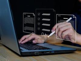 ásia homem usando caneta dentro eletrônico assinatura eletrônico assinatura entradas dentro documentos através digital janelas foto