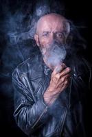 fumar homem retrato dentro baixo chave foto