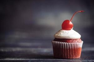 cupcake de chocolate com cereja foto