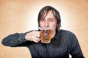 homem com cerveja foto