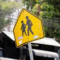 pessoas caminhando em a rua placa foto