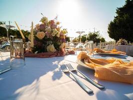 luxo elegante Casamento recepção mesa arranjo e floral peça central - Casamento banquete e evento ao ar livre foto