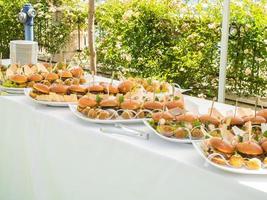 banquete mesa com lanches Comida em pratos Hamburger festa jantar mesa - bufê mesa depois de Casamento cerimônia foto