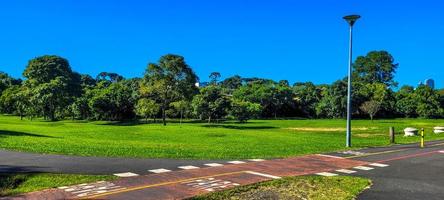 ao ar livre parque com corrida rastrear e pessoas fazendo fisica atividade foto