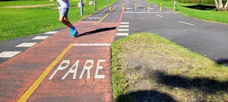 ao ar livre parque com corrida rastrear e pessoas fazendo fisica atividade foto