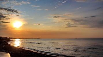 belo pôr do sol na praia foto