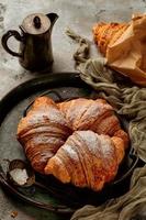 croissants em fundo de pedra cinza foto