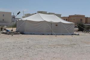 à prova d'água recorrer tenda, tenda ensolarado campo, branco poliéster recorrer glamping barraca ao ar livre foto