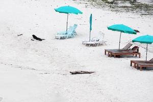 aéreo Visão do Sol de madeira cama com colorida umbela em tropical de praia às koh lipe dentro satul província, Tailândia foto