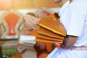 fechar-se para recentemente ordenado budista monge orar com sacerdote procissão. recentemente ordenado budista monges ter uma ritual dentro a têmpora procissão foto