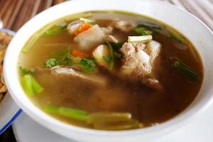 tailandês Comida carne de porco poupar costela picante sopa dentro branco tigela. foto