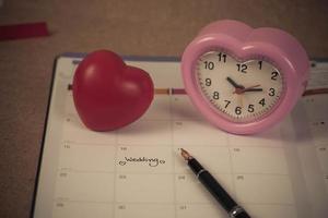 lembrete Casamento dia dentro calendário planejamento e fonte caneta com cor tom. foto