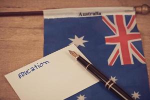 Educação dentro Austrália conceito, passaporte e branco Nota em Austrália bandeira . foto