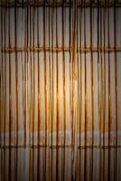 bambu estilo velho cerca, sujo bambu superfície fundo . foto