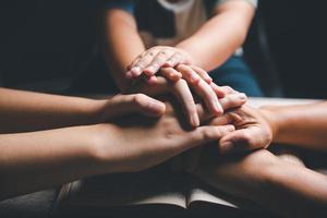 cristão família Rezar juntos conceito. criança e mãe adoração Deus dentro lar. mulher e Garoto mãos Rezar para Deus com a Bíblia implorando para perdão e acreditam dentro bondade. foto