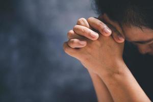 mãos guardada dentro oração em uma piedosos Bíblia dentro Igreja conceito para fé, espiritualidade e religião, mulher Rezar em piedosos Bíblia dentro a manhã. mulher mão com Bíblia Rezar. foto