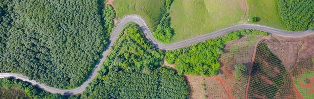 vista aérea de estrada rural em área rural, vista de drone foto