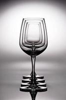 luxo elegante conjunto de arte abstrata de taças de vinho claras e limpas em uma fileira, preto e branco foto