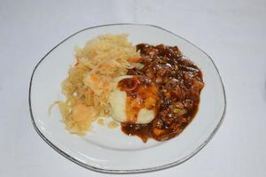 Goulash com sourkrau e batata bolinho de massa foto