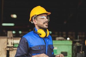 masculino engenheiro ou trabalhador é trabalhando dentro a industrial plantar. trabalhadores trabalhos com confiança. foto