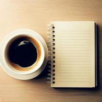 uma caderno para refletindo sobre café e quieto tempo, manhã reflexões ainda vida fotografia. foto