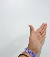 Jacarta, Indonésia em marcha 2023. isolado foto do uma mão com pulseira rosa negra show