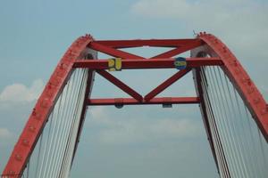 kalikuto ponte aço estrutura. a kali kuto ponte é a primeiro ponte dentro Indonésia de quem estrutura é montado diretamente às a instalação local foto