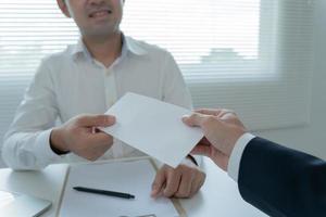 os empresários recebem salário ou bônus da administração ou do chefe. empresa dar recompensas para incentivar o trabalho. empresário sorridente desfrutando de uma recompensa na mesa do escritório. foto