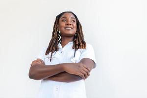 elevado mão do jovem africano mulher cerrado para dentro punhos em luz fundo. Pare racismo conceito foto