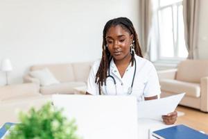 africano Omã médico falando conectados com paciente, fazer vídeo chamar, olhando às Câmera, jovem fêmea vestindo branco uniforme com estetoscópio Falando, consultando e terapia conceito foto