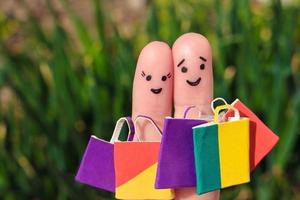 dedo arte do uma feliz casal com compras bolsas foto