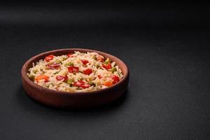delicioso fervido arroz com legumes pimentas, cenouras, ervilhas e espargos feijões foto