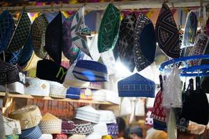 fazer compras do uma oração boné às zakaria rua às Kolkata perto nakhoda masjid foto