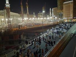 meca, saudita Arábia, abril 2023 - peregrinos a partir de todos sobre a mundo reunir por aí masjid al-haram em a vigésimo nono noite do Ramadã dentro makkah. foto