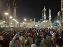 meca, saudita Arábia, abril 2023 - peregrinos a partir de todos sobre a mundo reunir por aí masjid al-haram em a vigésimo nono noite do Ramadã dentro makkah. foto