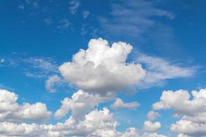 lindo cumulus nuvens transição a partir de brilhante para Sombrio céus. foto