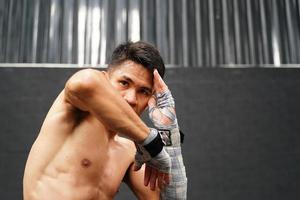 muay tailandês, a marcial arte do tailândia, a boxeador ensaio soco antes a real luta em a etapa isto prepara a corpo para cada boxe corresponder. foto