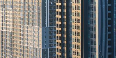 vista lateral com construção de edifício novo e moderno ao fundo foto